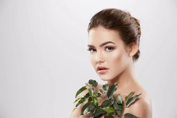 Vackra Och Naturliga Ung Kvinna Poserar Med Gröna Blad Grå — Stockfoto