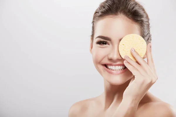 Mooie Natuurlijke Jonge Vrouw Met Naakte Schouders Poseren Grijze Achtergrond — Stockfoto