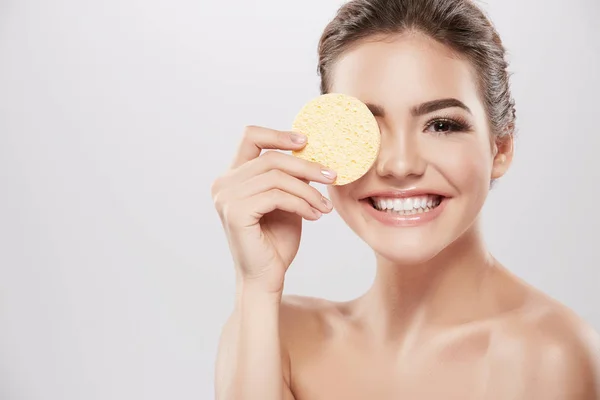 Bela Natural Jovem Mulher Com Ombros Nus Posando Fundo Cinza — Fotografia de Stock