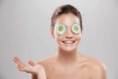güzel ve doğal genç kadın uygulanan yüz maskesi gözleri, cilt bakım kavramı, salatalık ile cilt tedavisi, cilt maskesi nemlendirici