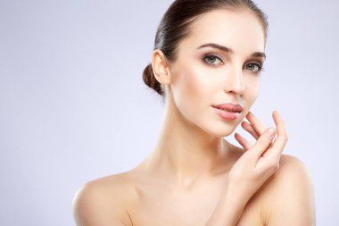 Genç güzel doğal kadın gri arka plan, Güzellik fotoğraf ve mükemmel cilt kavramı poz 