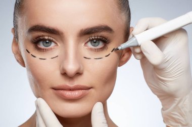 çekici kadın, estetik ameliyat kavramı güzellik portresi. Çizgilerle ponksiyon yüz, eller çizim eldiven modeli