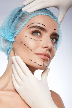 çekici kadın, estetik ameliyat kavramı güzellik portresi. Çizgilerle ponksiyon yüz, eller çizim eldiven modeli