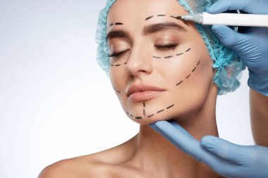 çekici kadın, estetik ameliyat kavramı güzellik portresi. Çizgilerle ponksiyon yüz, eller çizim eldiven modeli