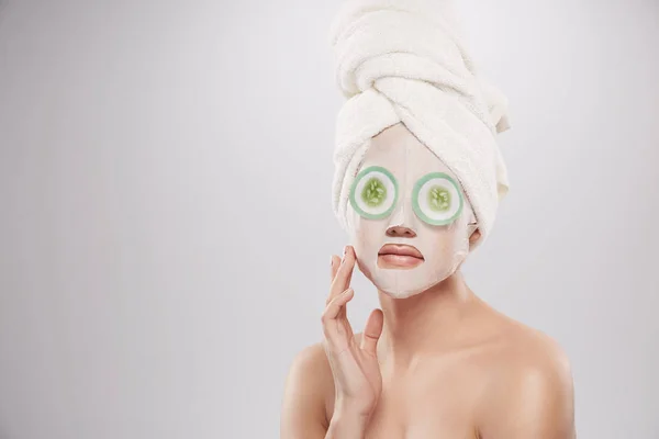 Beautiful Natural Young Woman Applying Facial Mask Cucumbers Eyes Skin — Stock Photo, Image
