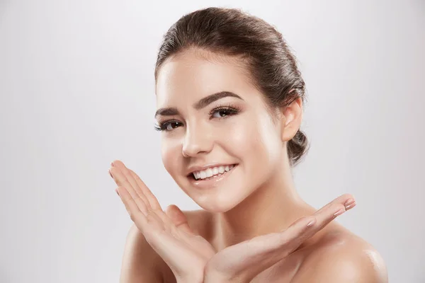 Retrato Beleza Jovem Mulher Sorridente Posando Fundo Cinza Cuidados Com — Fotografia de Stock