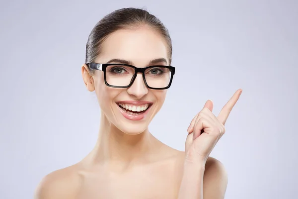 微笑的妇女戴眼镜 视觉概念 — 图库照片