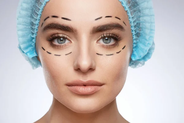 Retrato Beleza Mulher Sorridente Conceito Cirurgia Plástica Modelo Boné Azul — Fotografia de Stock