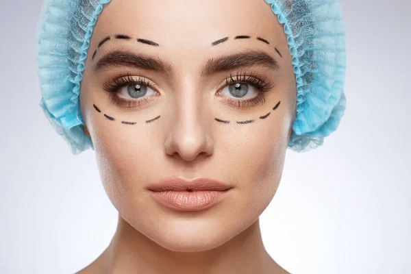 Schönheitsporträt Einer Lächelnden Frau Konzept Der Plastischen Chirurgie Modell Blauer — Stockfoto