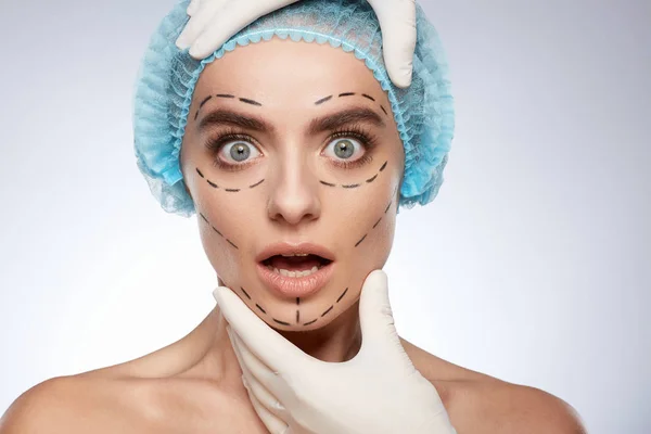 Retrato Belleza Mujer Asustada Concepto Cirugía Plástica Modelo Gorra Azul — Foto de Stock