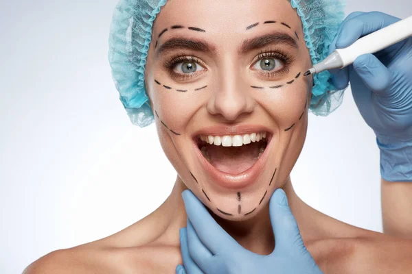 Retrato Belleza Mujer Sonriente Concepto Cirugía Plástica Modelo Gorra Azul — Foto de Stock