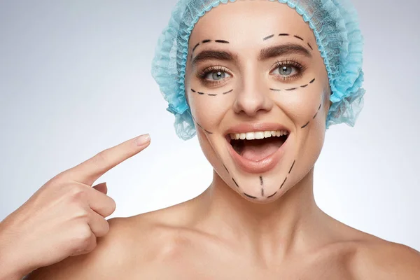 Schönheitsporträt Einer Lächelnden Frau Konzept Der Plastischen Chirurgie Modell Blauer — Stockfoto