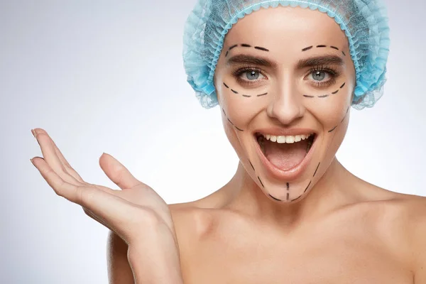 Potret Kecantikan Wanita Tersenyum Konsep Operasi Plastik Model Topi Biru — Stok Foto