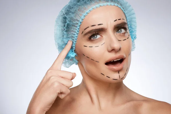 Retrato Belleza Mujer Escéptica Concepto Cirugía Plástica Modelo Gorra Azul — Foto de Stock