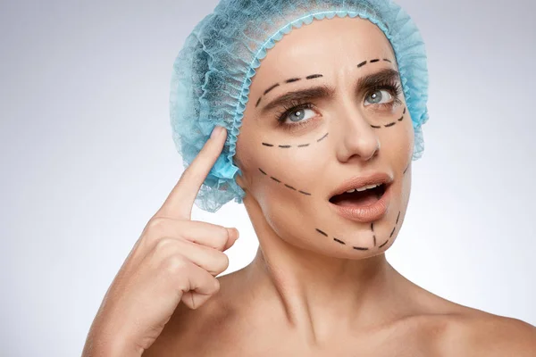 Portrait Beauté Femme Sceptique Concept Chirurgie Plastique Modèle Bonnet Bleu — Photo