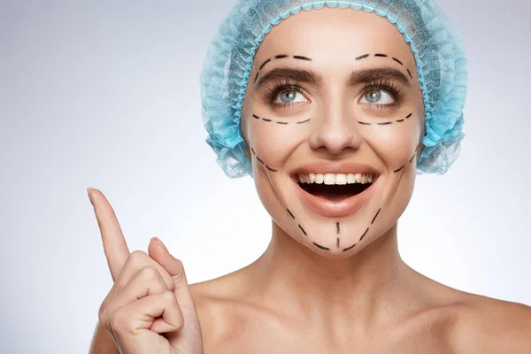 Potret Kecantikan Wanita Tersenyum Konsep Operasi Plastik Model Topi Biru — Stok Foto