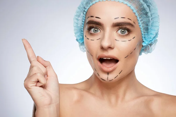 Retrato Belleza Mujer Sonriente Concepto Cirugía Plástica Modelo Gorra Azul — Foto de Stock