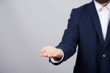 takım elbise gösteren palm studio arka plan adlı adam, yakın iş kavramı, jest, gösteren ürün