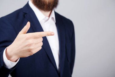 takım elbise giyen adam gri studio arka plan, iş kavramı, işaret parmağı