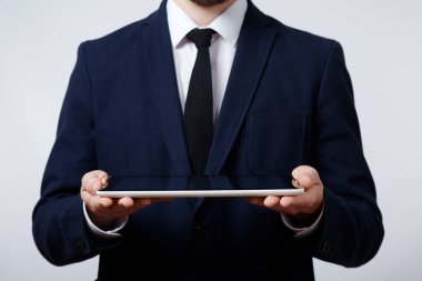 tablet pc tutan işadamı kırpılmış fotoğrafı 