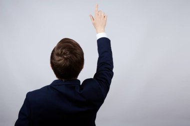 giyen takım elbise gri studio geçmiş vasıl işaret adamım, arkadan görünüm, iş kavramı