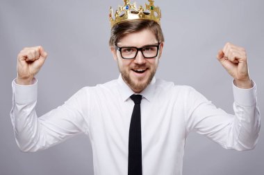 beyaz gömlek, kravat, crown ve gözlük gri arka plan üzerinde iş kavramı giyen mutlu çekici adam