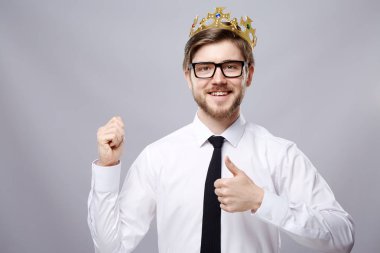 beyaz gömlek, kravat, crown ve gözlük gri arka plan üzerinde iş kavramı giyen mutlu çekici adam