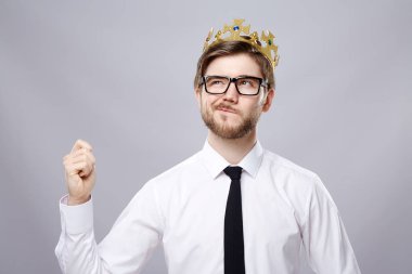 beyaz gömlek, kravat, crown ve gözlük gri arka plan üzerinde iş kavramı giyen mutlu çekici adam