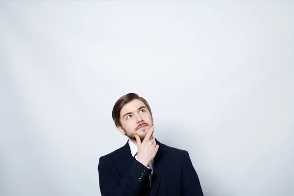 Hombre Pensativo Que Usa Traje Gafas Contra Fondo Gris —  Fotos de Stock