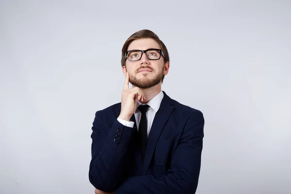 Hombre Pensativo Que Usa Traje Gafas Contra Fondo Gris — Foto de Stock