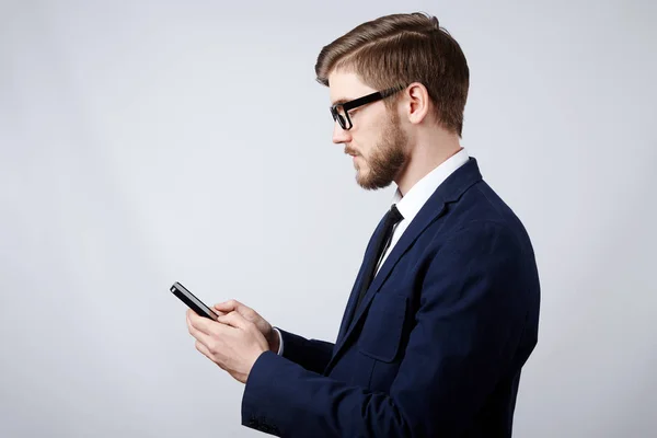 Attraktiva Mannen Bär Kostym Och Glasögon Håller Mobiltelefon Affärsidé — Stockfoto