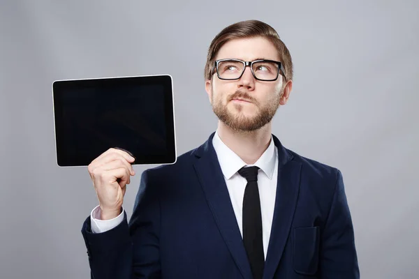 Fundersam Man Klädd Kostym Och Glasögon Håller Tabletpc Affärsidé — Stockfoto
