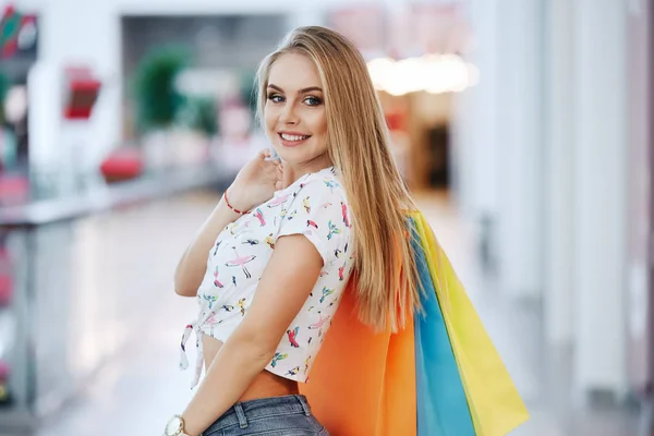 Όμορφη Ξανθιά Νεαρή Γυναίκα Πολύχρωμες Τσάντες Για Ψώνια Εμπορικό Κέντρο — Φωτογραφία Αρχείου