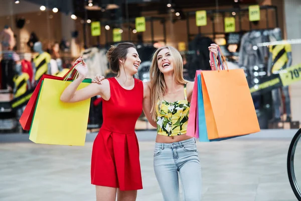 Boldog Fiatal Nők Színes Bevásárló Szatyrok Shopping Mall — Stock Fotó