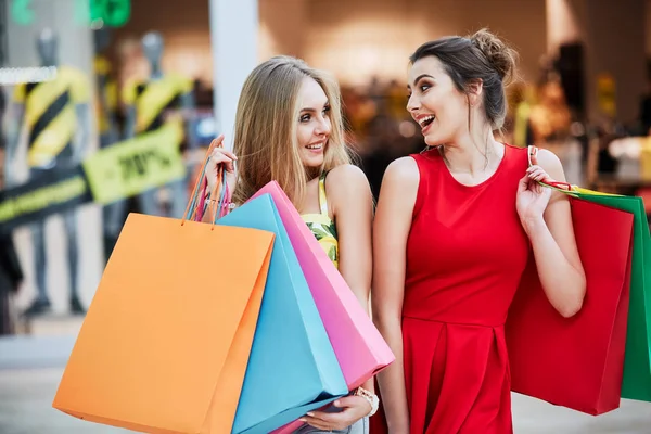 Szczęśliwy Młodych Kobiet Kolorowe Torby Zakupy Centrum Handlowym — Zdjęcie stockowe