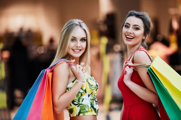 Gelukkig Jonge Vrouwen Met Kleurrijke Boodschappentassen Bij Winkelcentrum — Stockfoto