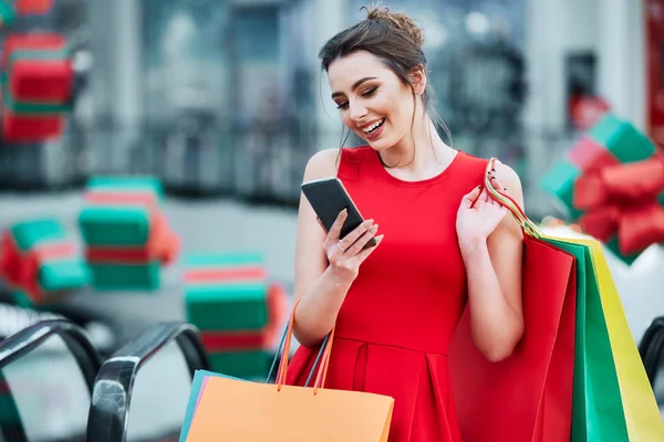 Schöne Brünette Junge Frau Mit Bunten Einkaufstaschen Handy Online Shopping — Stockfoto