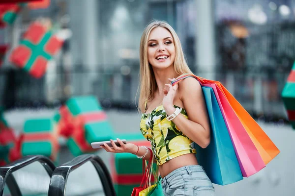 Krásná Blondýnka Mladá Žena Barevné Tašky Pomocí Mobilního Telefonu Online — Stock fotografie