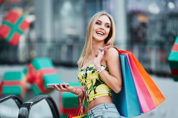 Krásná Blondýnka Mladá Žena Barevné Tašky Pomocí Mobilního Telefonu Online — Stock fotografie