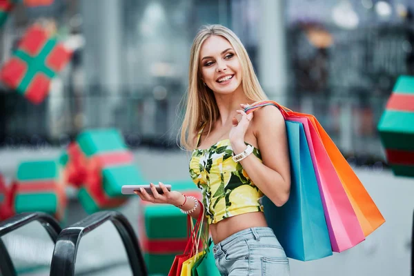 Schöne Blonde Junge Frau Mit Bunten Einkaufstaschen Handy Online Shopping — Stockfoto