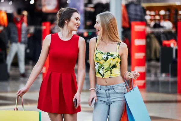 Mujeres Jóvenes Felices Con Coloridas Bolsas Compras Centro Comercial —  Fotos de Stock