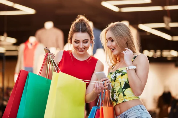 Glada Unga Kvinnor Med Färgglada Shoppingkassar Köpcentrum — Stockfoto