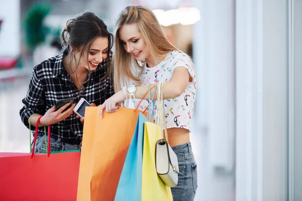 Glada Unga Kvinnor Med Färgglada Shoppingkassar Promenader Köpcentrum — Stockfoto