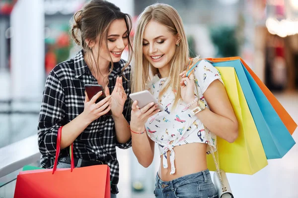 Hübsche Junge Frauen Mit Bunten Einkaufstüten Und Mobiltelefonen Einkaufszentrum — Stockfoto