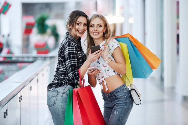 Pretty Young Women Posing Colorful Shopping Bags Shopping Mall — Stock Photo, Image