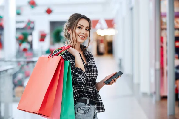 Krásná Brunetka Mladá Žena Barevné Tašky Pomocí Mobilního Telefonu Online — Stock fotografie