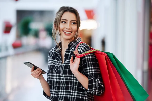 Krásná Brunetka Mladá Žena Barevné Tašky Pomocí Mobilního Telefonu Online — Stock fotografie