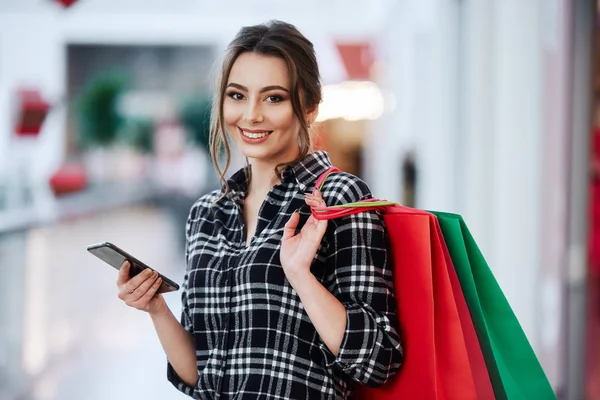 Krásná Brunetka Mladá Žena Barevné Tašky Pomocí Mobilního Telefonu Online — Stock fotografie