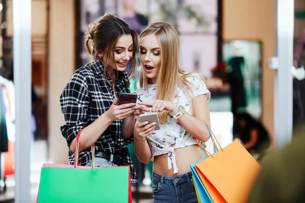 Csinos Fiatal Nők Színes Bevásárló Szatyrok Használ Mozgatható Telefon Shopping — Stock Fotó