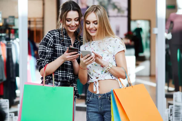 Krásné Mladé Ženy Barevné Tašky Pomocí Mobilních Telefonů Nákupní Centrum — Stock fotografie